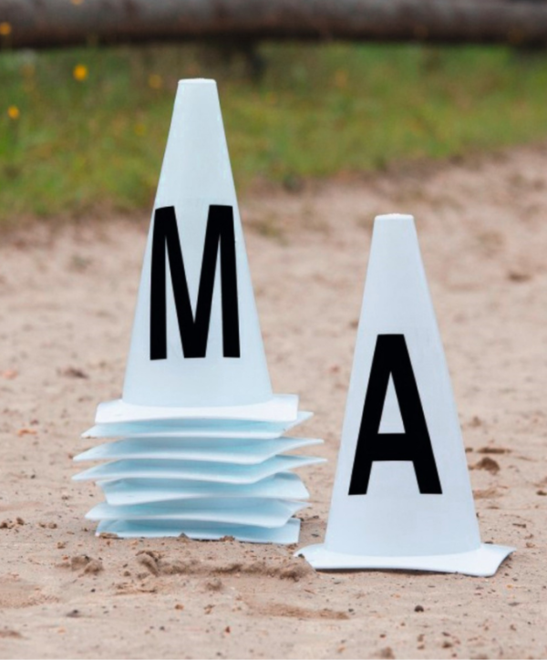 Cônes en plastique avec lettres